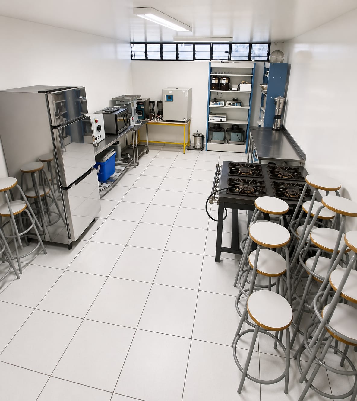 Laboratório de Alimentos com estudantes realizando atividade técnica