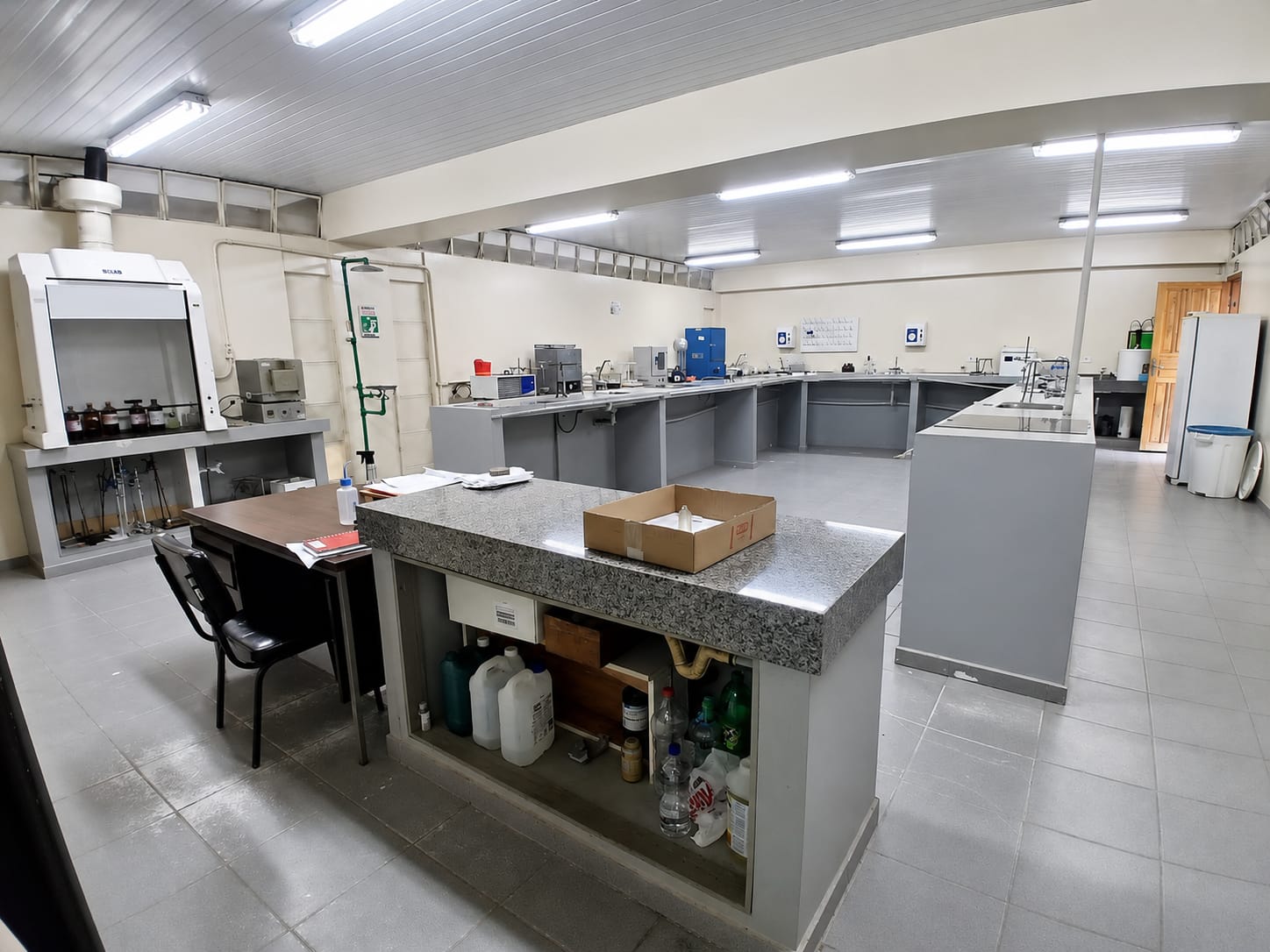 Atividade científica em laboratório de Biotecnologia