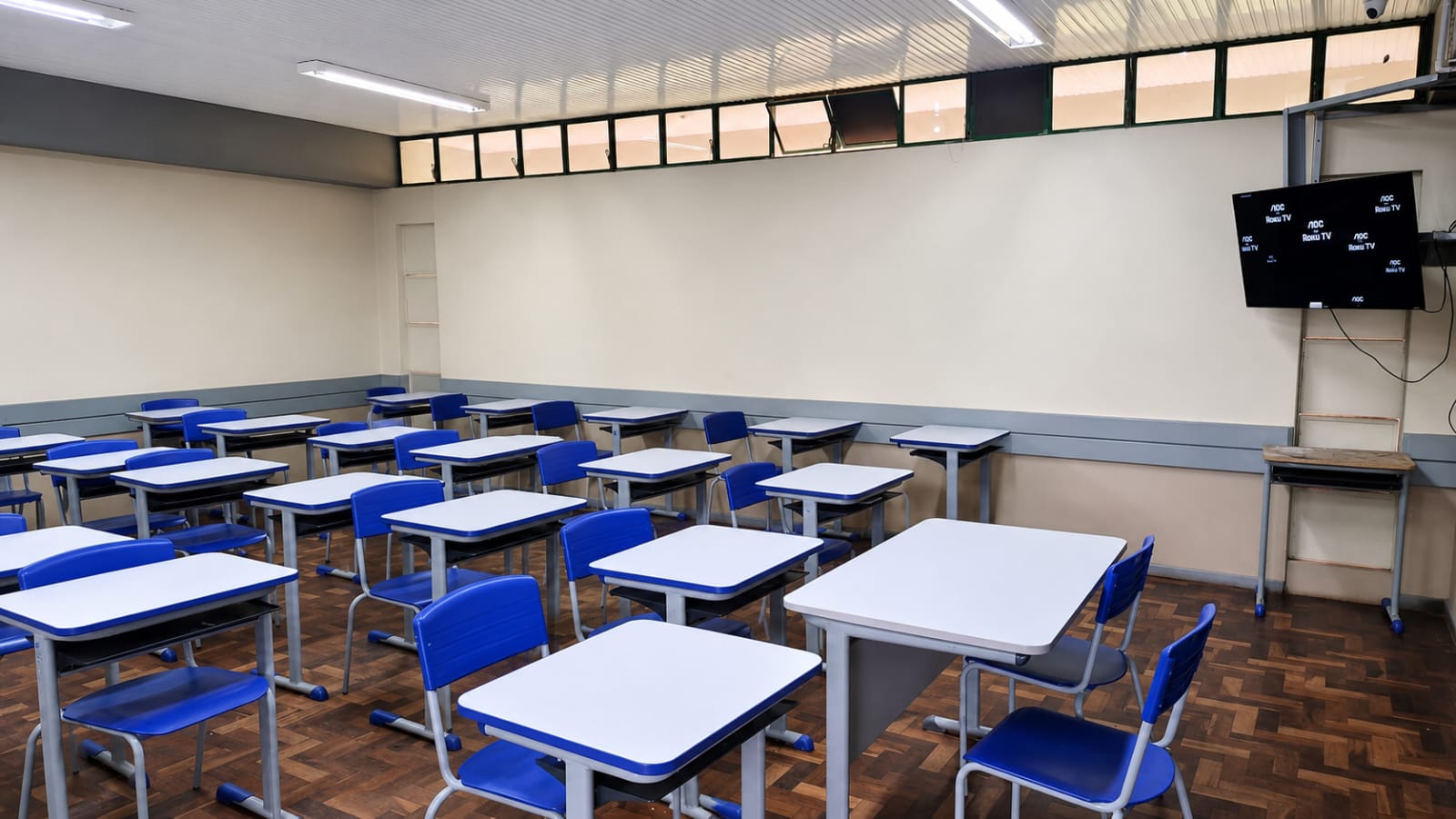 Sala de aula organizada e iluminada